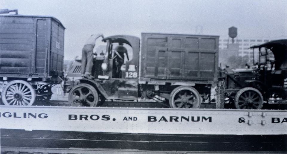 alt="Ringling Bros. and Barnum and Bailey Train Unloading 1932"